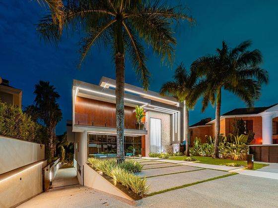 Fachada iluminada de casa à venda no Melville, em Tamboré